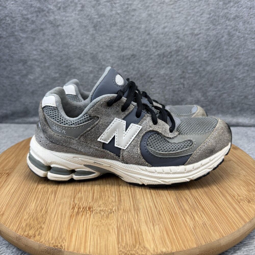 New Balance 2002R Shoes Boys Size 2.5 Gray Suede Mesh Running Sneakers PC2002ST